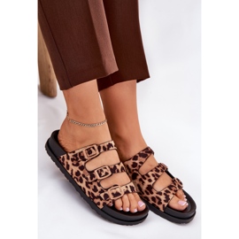 Les tongs pour femmes avec des rayures et une boucle avec un imprimé léopard marron brun 7
