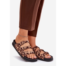 Les tongs pour femmes avec des rayures et une boucle avec un imprimé léopard marron brun 1