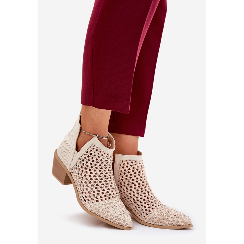 Talons hauts pour femmes avec des découpes et des tresses beiges brillantes 1