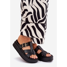 Les tongs pour femmes sur la plate-forme avec des rayures et une pince noire le noir 1 Les tongs pour femmes sur la plate-forme avec des rayures et une pince noire le noir 1