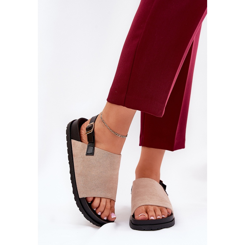 Sandales féminines avec éco daim sur la plate-forme beige 2 Sandales féminines avec éco daim sur la plate-forme beige 2