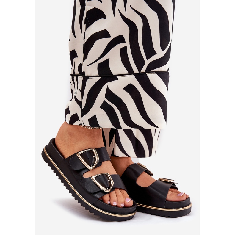 Les tongs pour femmes sur la plate-forme avec des pinces dorées noires le noir 1 Les tongs pour femmes sur la plate-forme avec des pinces dorées noires le noir 1