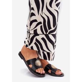 Les tongs plats pour femmes avec des détails décoratifs offres noirs 1