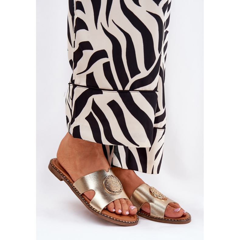 Les tongs plats des femmes avec un détail doré décoratif 1