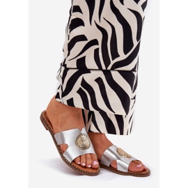 Les tongs plats des femmes avec un détail en argent décoratif gris 1