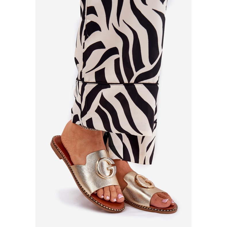 Pantres de femmes à plat en cuir écologique avec un détail doré décoratif d'or 1