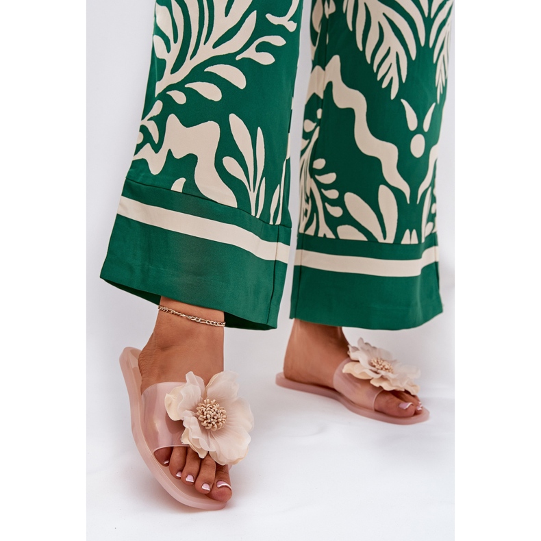 Les tongs des femmes plates transparentes avec une fleur de nu artificielle beige 2