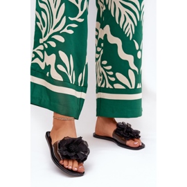 Les tongs des femmes plates transparentes avec un noir de fleur artificielle 2