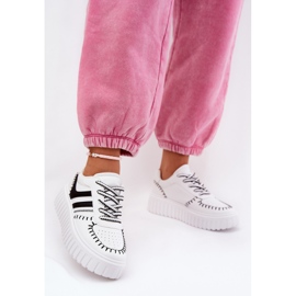 Baskets féminines sur la plate-forme blanche et blanche 2