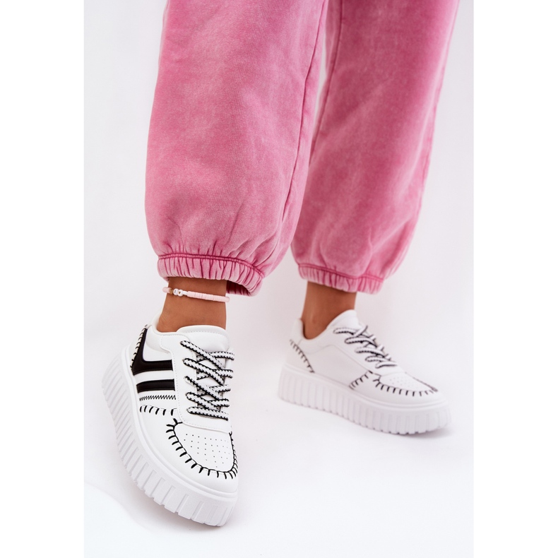 Baskets féminines sur la plate-forme blanche et blanche 2 Baskets féminines sur la plate-forme blanche et blanche 2