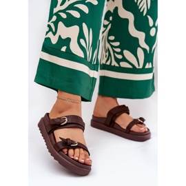 Les tongs pour femmes sur la plate-forme avec des pinces dorées brunes 2 Les tongs pour femmes sur la plate-forme avec des pinces dorées brunes 2