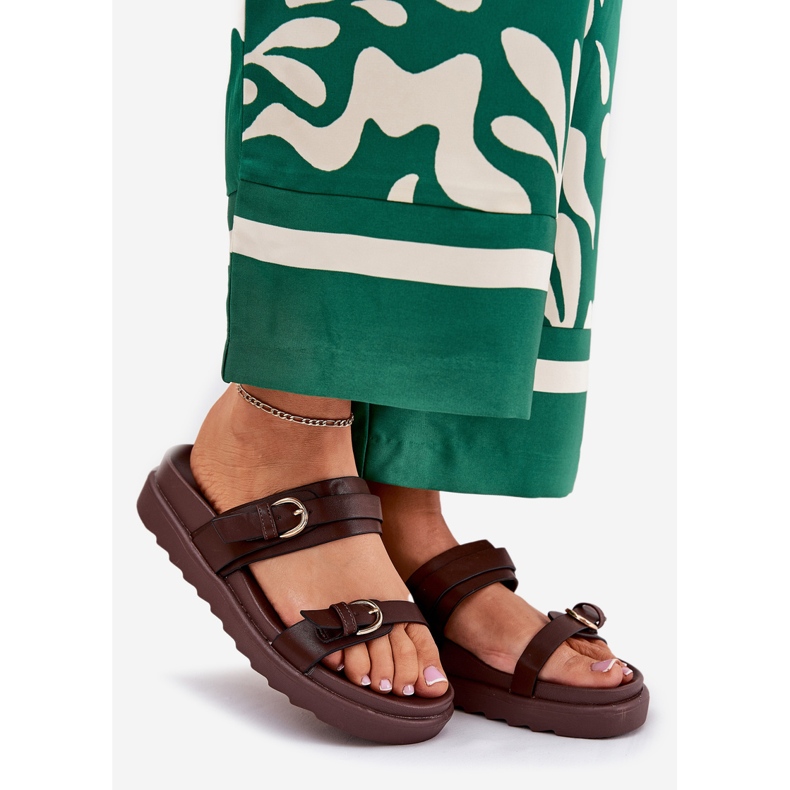 Les tongs pour femmes sur la plate-forme avec des pinces dorées brunes 1 Les tongs pour femmes sur la plate-forme avec des pinces dorées brunes 1