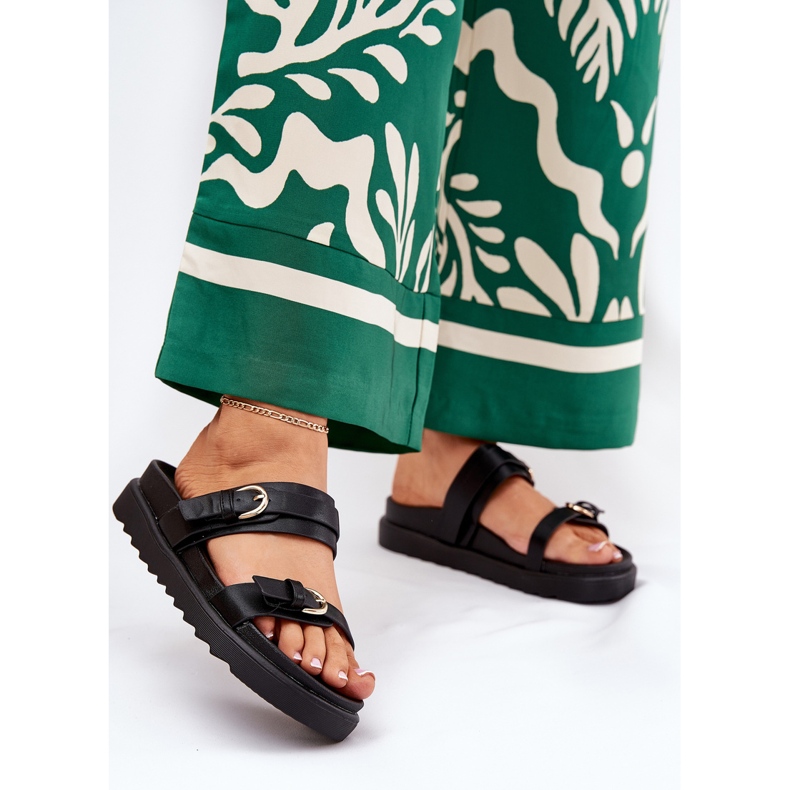 Les tongs pour femmes sur la plate-forme avec des pinces dorées noires 2