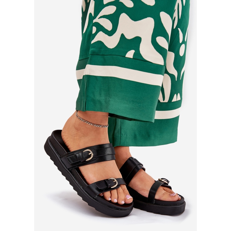 Les tongs pour femmes sur la plate-forme avec des pinces dorées noires le noir 1 Les tongs pour femmes sur la plate-forme avec des pinces dorées noires le noir 1