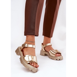 Sandales féminines en cuir écologique avec boucle dorée 2