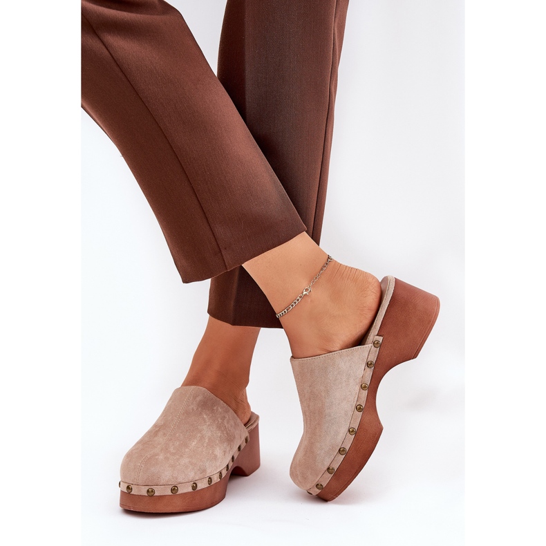 Clogs des femmes avec des étalons en daim eco beige 2