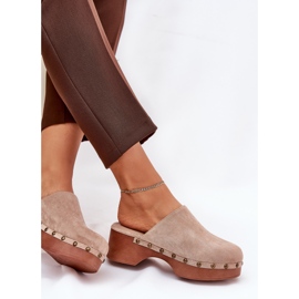 Clogs des femmes avec des étalons en daim eco beige 3