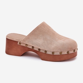 Clogs des femmes avec des étalons en daim eco beige 4