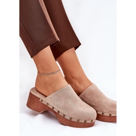Clogs des femmes avec des étalons en daim eco beige 5