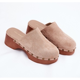 Clogs des femmes avec des étalons en daim eco beige 6