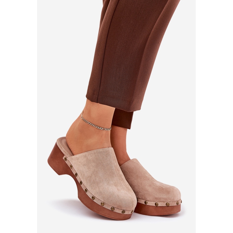 Clogs des femmes avec des étalons en daim eco beige 1