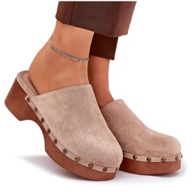 Clogs des femmes avec des étalons en daim eco beige 7