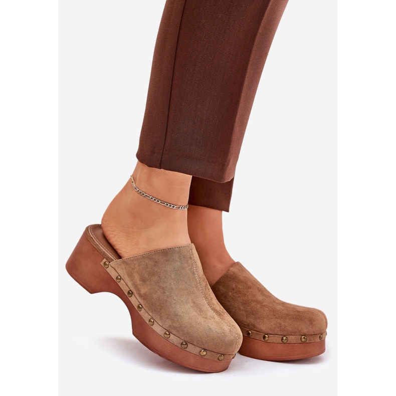 Clogs Flip Flip -flops avec des goujons en daim Eco Camel brun 1 Clogs Flip Flip -flops avec des goujons en daim Eco Camel brun 1