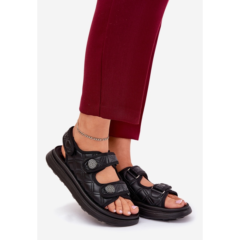 Sandales féminines avec des détails décoratifs en velcro noir 1