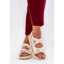 Sandales féminines avec des détails décoratifs pour beige 2