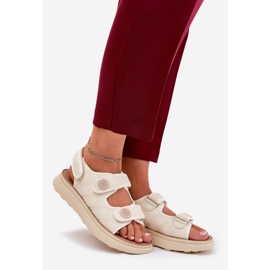 Sandales féminines avec des détails décoratifs pour beige 1