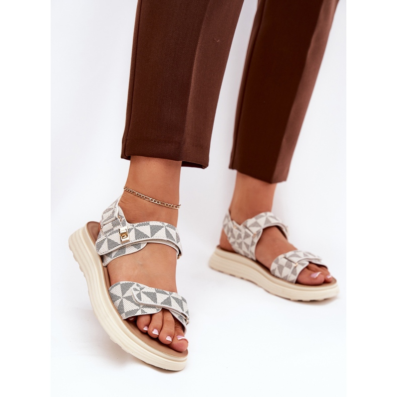 Sandales matérielles des femmes sur la plate-forme beige 2