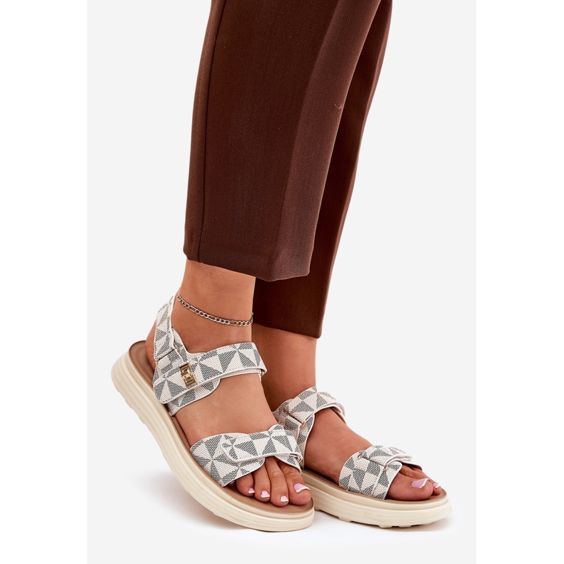 Sandales matérielles des femmes sur la plate-forme beige 1 Sandales matérielles des femmes sur la plate-forme beige 1