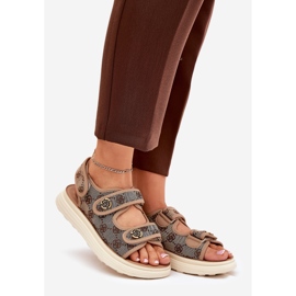 Sandales de matériaux à motifs féminins avec des détails dorés kaki beige 1