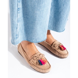 Mocassins bohèmes en daim beige clair avec pompons de Shelovet 2