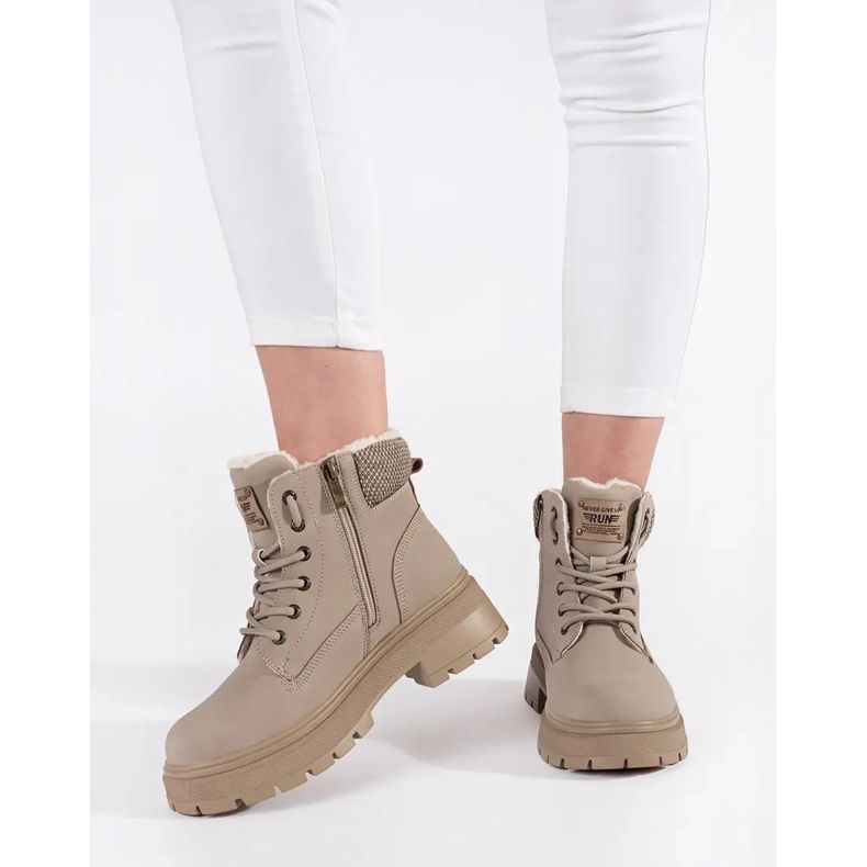 Goodin Bottes femme isolées beiges 2