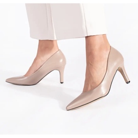Escarpins à talons hauts beiges classiques et élégants 1