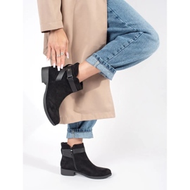 Bottines femme en daim noir avec bride décorative 1