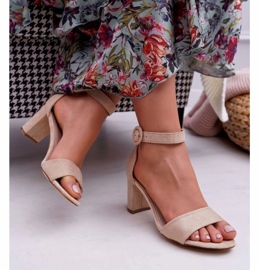 Sandales féminines sur l'insert en cuir beige post-beige 2 Sandales féminines sur l'insert en cuir beige post-beige 2
