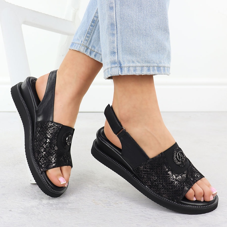 Sandales féminines sur une plate-forme avec Jezzi noir en caoutchouc RMR2267-2 le noir 1