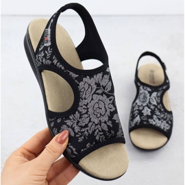 Sandales féminines sur une éruption cutanée flexible avec des fleurs noires unisoft 7196 le noir 1