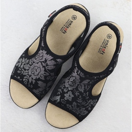 Sandales féminines sur une éruption cutanée flexible avec des fleurs noires unisoft 7196 le noir 2