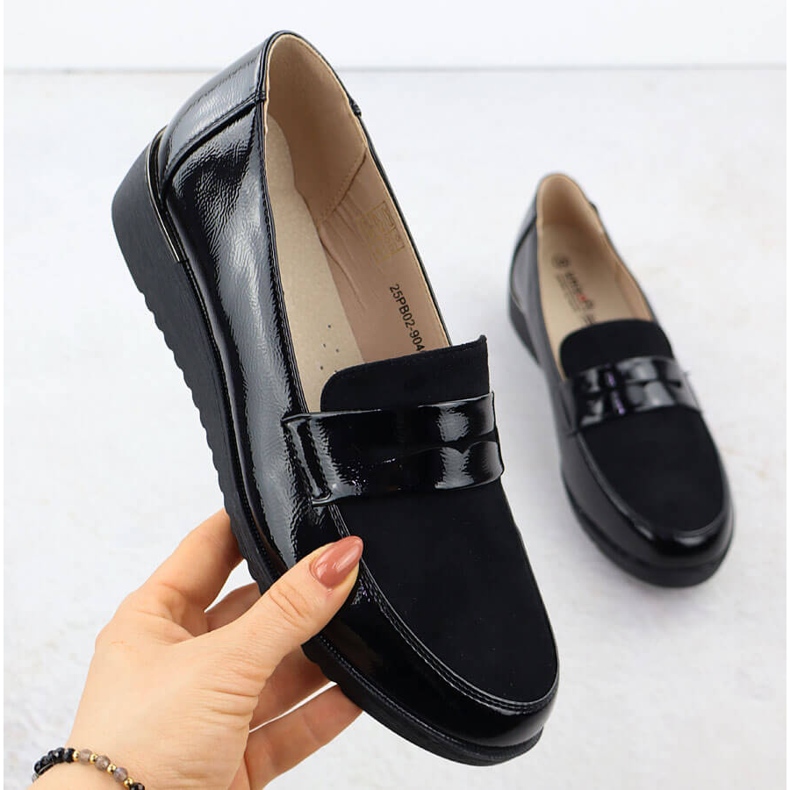 Les chaussures pour femmes ont été vernies sur une plate-forme noire unisoft 9040 1