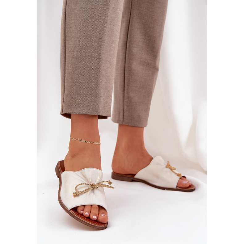 Les tongs élégants plats en cuir avec un arc Lewski 3572 Zloty essuyé doré 2