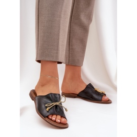 Les tongs élégants plats en cuir avec un arc Lewski 3572 noir 2