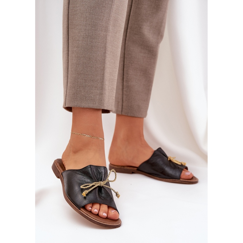 Les tongs élégants plats en cuir avec un arc Lewski 3572 noir le noir 2