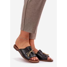 Les tongs élégants plats en cuir avec un arc Lewski 3572 noir 1