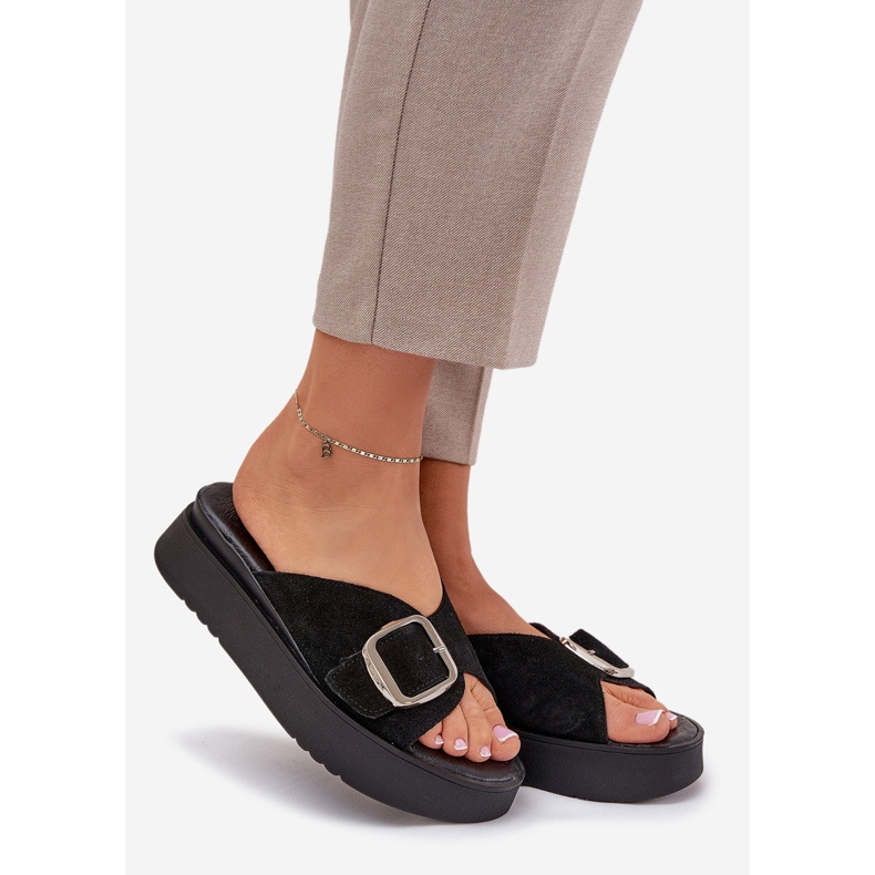 Les tongs en daim féminins avec une boucle sur la plate-forme Zazoo 3019 noire 1