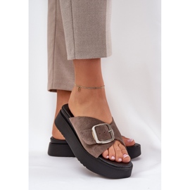 Les tongs en daim féminins avec une boucle sur la plate-forme brune Zazoo 3019 3