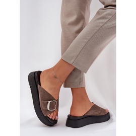 Les tongs en daim féminins avec une boucle sur la plate-forme brune Zazoo 3019 6