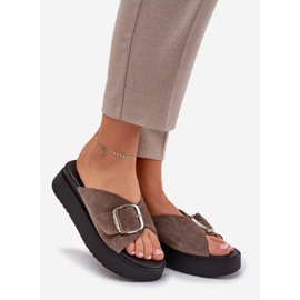 Les tongs en daim féminins avec une boucle sur la plate-forme brune Zazoo 3019 1